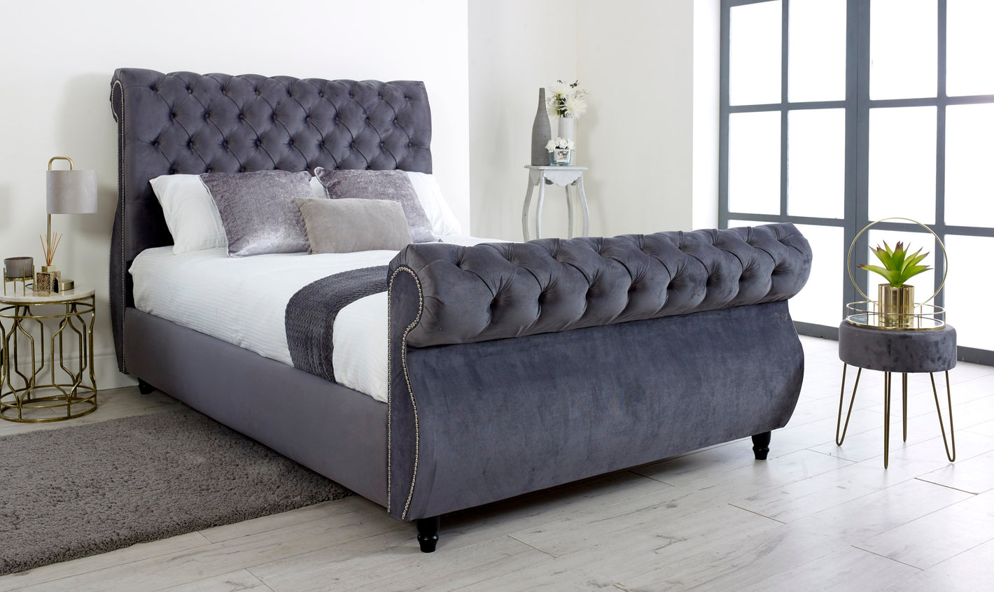 Tokyo Chesterfield Swan Bed
